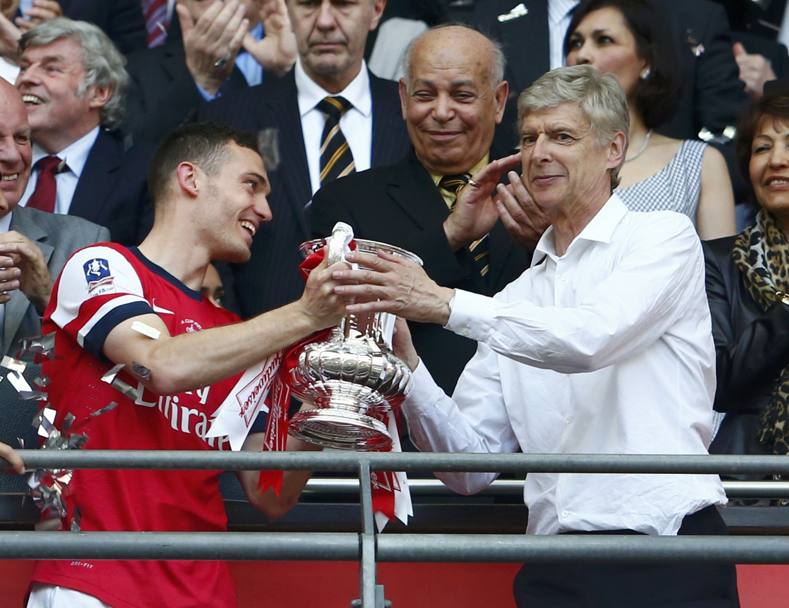 Si  consolato con la FA Cup, e l&#39;Arsenal gli ha prolungato il contratto per altre tre stagioni: Arsene Wenger  l&#39;Arsenal (confermato).